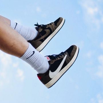 Jordan 1 Retro High Travis Scott portée par whosmarky   sur le compte Instagram de @whosmarky 