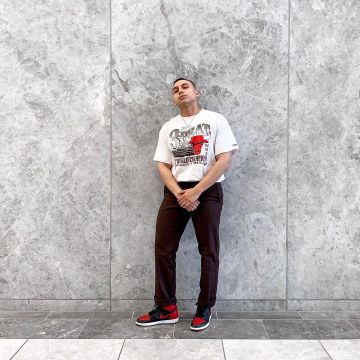 jordan 1 bred portée par whosmarky   sur le compte Instagram de @whosmarky 