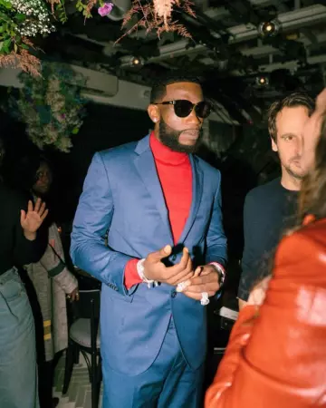 Le pull rouge à col roulé porté par Gucci Mane sur le compte Instagram de @laflare1017