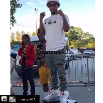 Les sneakers blanches bizzares portées par Slim Jxmmi sur le compte Instagram de @slimjxmmi