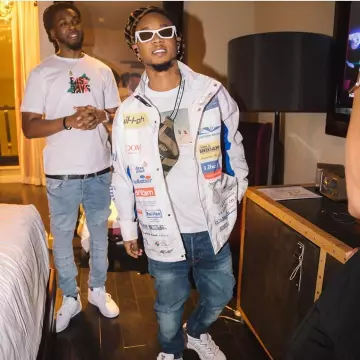 Les snakers blanches nike portées par G Sremm sur le compte Instagram de @slimjxmmi