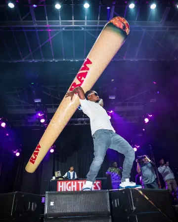 Les sneakers blanches et bleues brillantes portées par Slim Jxmmi sur le compte Instagram de @slimjxmmi