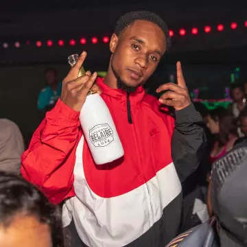 La veste nike rouge, blanche et noire portée par Slim Jxmmi sur le compte Instagram de @slimjxmmi