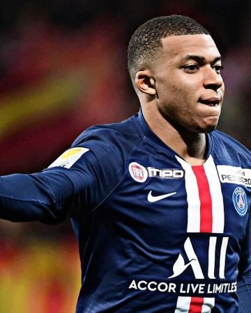 Football shirt Paris Saint-Germain 2019/20 Stadium Home for Man. Nike EN account on the Instagram of @29k.mbappe