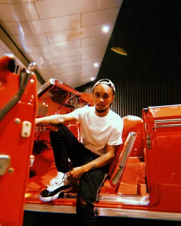 Les sneakers blanches et noires à semelle icy portées par Slim Jxmmi sur le compte Instagram de @slimjxmmi