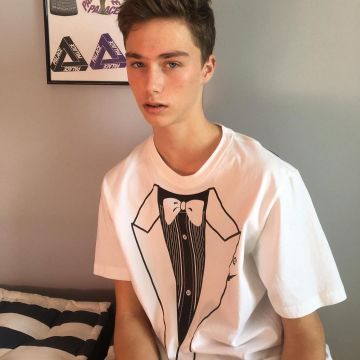 Camiseta blanca Nike Off White usada por Clement en la cuenta de Instagram de @clement.brmt 