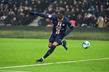 Football shirt Paris Saint-Germain 2019/20 Stadium Home for Man. Nike EN account on the Instagram of @29k.mbappe