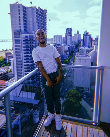 Sneakers shiny white worn by Slim Jxmmi on the account Instagram of @slimjxmmi