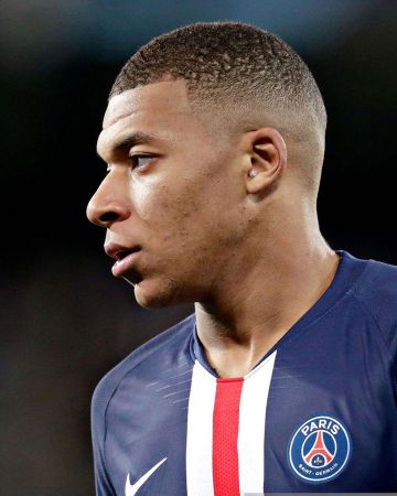 Football shirt Paris Saint-Germain 2019/20 Stadium Home for Man. Nike EN account on the Instagram of @29k.mbappe