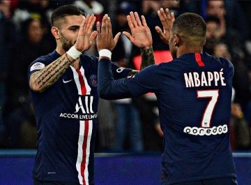 Football shirt Paris Saint-Germain 2019/20 Stadium Home for Man. Nike EN account on the Instagram of @29k.mbappe