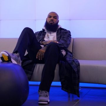 Sneakers grey, white, black and yellow worn by Stalley on the account Instagram of @stalley