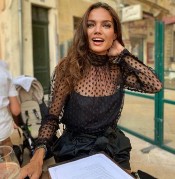 Top en tul de lunares negros de Francesca Antoniotti en la cuenta de Instagram de @francesca.antoniotti