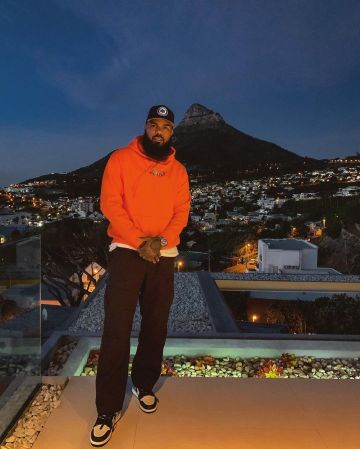The sneakesr nike black and gold worn by Stalley on the account Instagram of @stalley