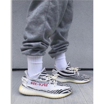 Adidas Yeezy Boost 350 V2 Zebra sur le compte Instagram de @yeezymafia_morocco