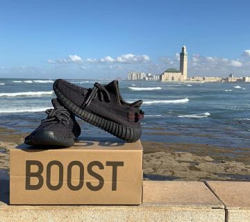 Adidas Yeezy Boost 350 V2 Static Black (Réfléchissant) sur le compte Instagram de @yeezymafia_morocco