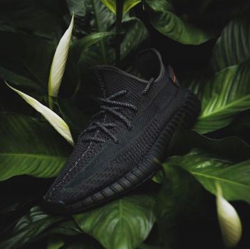 Adidas Yeezy Boost 350 V2 Static Black (Réfléchissant) sur le compte Instagram de @yeezymafia_morocco