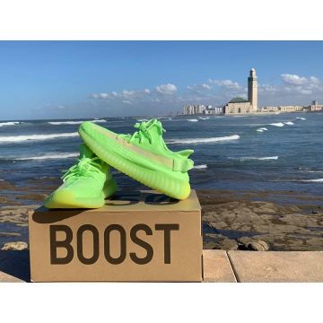 Adidas Yeezy Boost 350 V2 Glow sur le compte Instagram de @yeezymafia_morocco