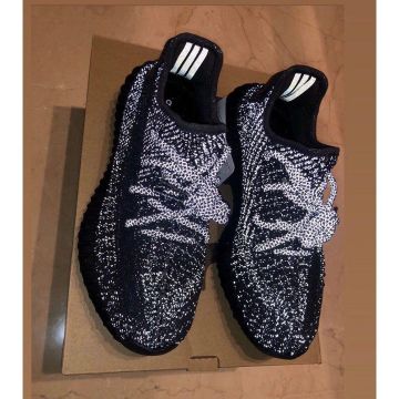 Adidas Yeezy Boost 350 V2 Static Black (Réfléchissant) sur le compte Instagram de @yeezymafia_morocco