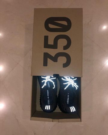 Adidas Yeezy Boost 350 V2 Static Black (Reflective) on the account Instagram of @yeezymafia_morocco