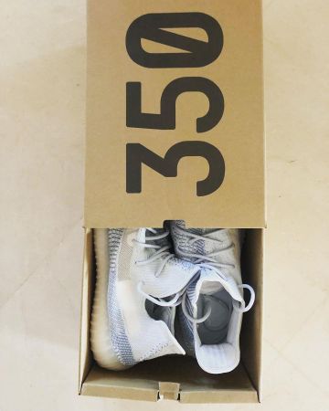 Adidas Yeezy Boost 350 V2 Hyperspace account on the Instagram of @yeezymafia_morocco