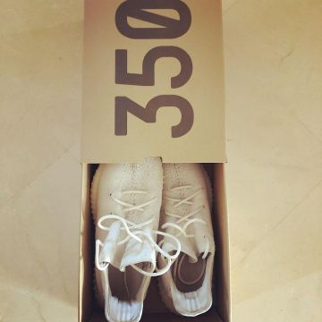 Adidas Yeezy Boost 350 V2 Cream / Triple White on the account Instagram of @yeezymafia_morocco