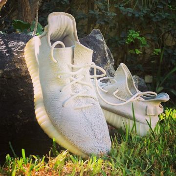 Adidas Yeezy Boost 350 V2 Cream / Triple White on the account Instagram of @yeezymafia_morocco
