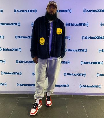 La veste noire avec smileys jaunes portée par Stalley sur le compte Instagram de @stalley