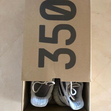 Adidas Yeezy Boost 350 V2 Zebra on the account Instagram of @yeezymafia_morocco