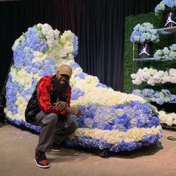 Las zapatillas nike negras y rojas que lleva Stalley en la cuenta de Instagram de @stalley
