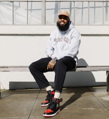 Sneakers nike red, black and white, with a reference stockx brought by Stalley on the account Instagram of @stalley