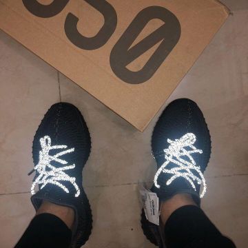 Adidas Yeezy Boost 350 V2 Static Black (Réfléchissant) sur le compte Instagram de @yeezy.doha
