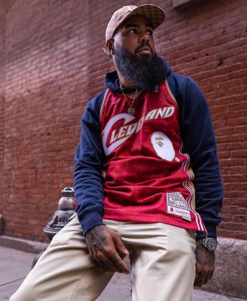El jersey rojo camo bape bape mitchell & ness cavalier usado por Stalley en la cuenta de Instagram de @stalley