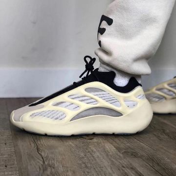 Adidas Yeezy Boost 700 V3 Azael sur le compte Instagram de @yeezy.doha