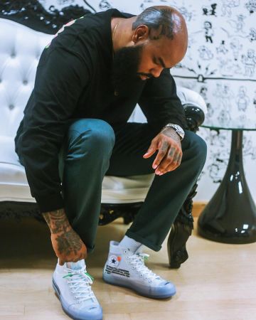 Zapatillas converse transparentes blancas con letra usada por Stalley en la cuenta de Instagram de @stalley