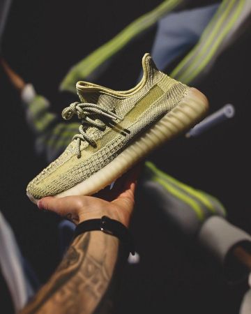 Adidas Yeezy Boost 350 V2 Antlia (No Reflectante) en la cuenta de Instagram de @sneakerallstars_event
