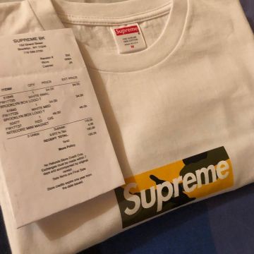 Logotipo de Supreme Brooklyn Box White Tee en la cuenta de Instagram de @sneakerallstars_event