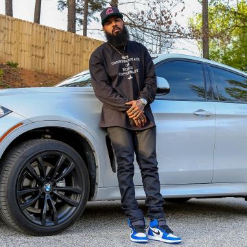 Zapatillas nike azules, negras y blancas sin logotipos usadas por Stalley en @stalley