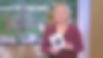 El vestido de seda estampado de pitón roja de Anne-Élisabeth Lemoine en C à vous el 20.12.2019