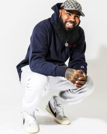 Las zapatillas nike blancas, beige y marrones que lleva Stalley en la cuenta de Instagram de @stalley