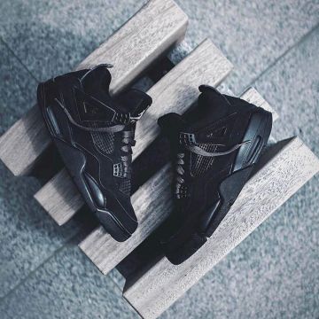 Jordan 4 Retro Black Cat en la cuenta de Instagram de @air.jordans.kicks
