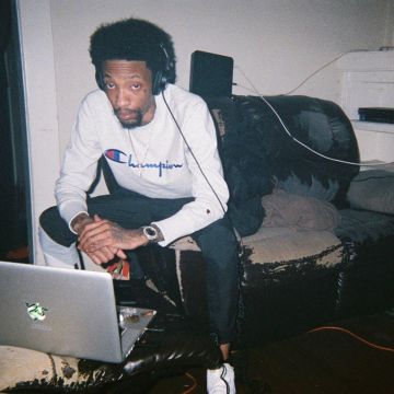 La camiseta blanca de manga larga del campeón que lleva Sonny Digital en la cuenta de Instagram de @sonnydigital