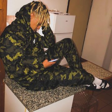 La chaqueta de camuflaje Nike usada por Tai-Z en la cuenta de Instagram de @taiz_official