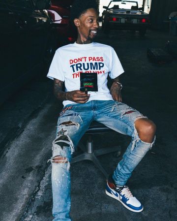 Las zapatillas nike azules, blancas y rojas con cordones beige que lleva Sonny Digital en @sonnydigital