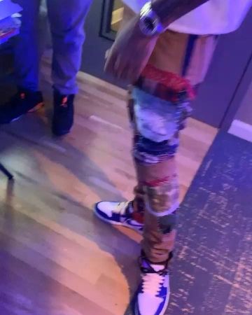 Las zapatillas nike blancas y azules que lleva Sonny Digital en la cuenta de Instagram de @sonnydigital