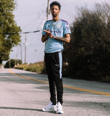 La camiseta azul y púrpura del puma manchester city usada por Sonny Digital en la cuenta de Instagram de @sonnydigital