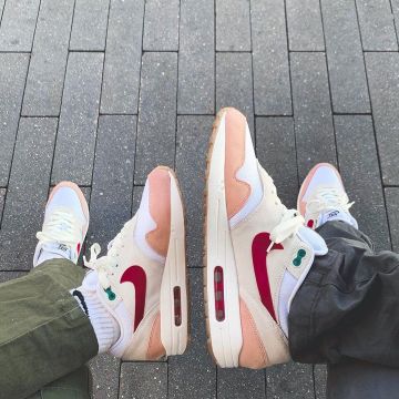 Air Max 1 Por La Familia usado por whosmarky en la cuenta de Instagram de @whosmarky 