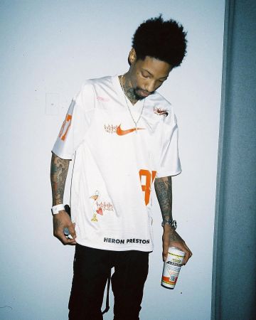 La camiseta blanca y naranja nike heron preston #87 usada por Sonny Digital en @sonnydigital