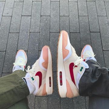 Air Max 1 Por La Familia in scope by little_laces on the account Instagram of @little_laces 