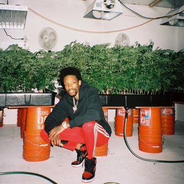 Las zapatillas nike de cuero negro, rojo y blanco que lleva Sonny Digital en @sonnydigital