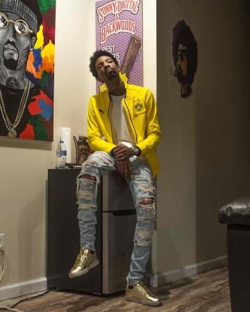 El suéter amarillo BVB dortmund puma usado por Sonny Digital en la cuenta de Instagram de @sonnydigital